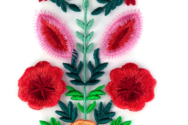 haftowane motywy na tkaninie